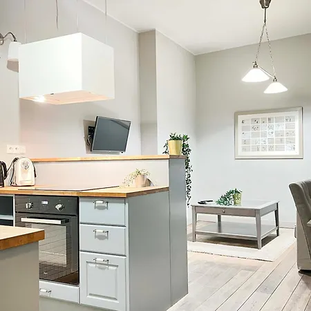Welcoming With Bedrooms And Air Conditioning, Center Daire